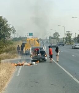 กรรมใดใครก่อ! หนุ่มโยนก้นบุหรี่ปลิวเข้าหลังรถตัวเอง หวิดไหม้ทั้งคัน